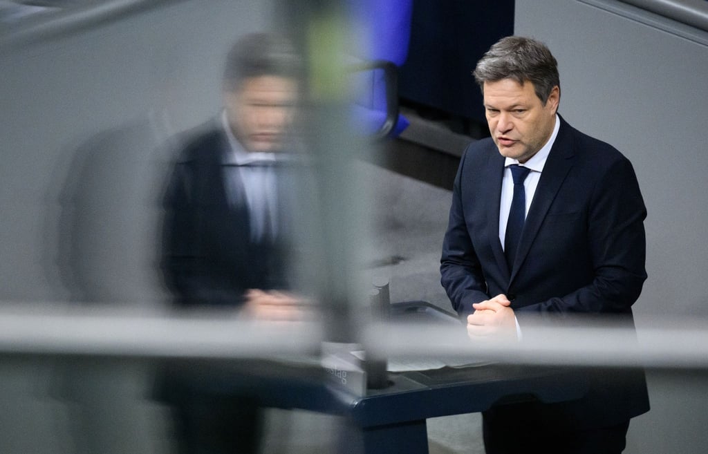 Bundeswirtschaftsminister Robert Habeck (Bündnis 90/Die Grünen) gibt bei der Plenarsitzung im Deutschen Bundestag eine Regierungserklärung zum Jahreswirtschaftsbericht.