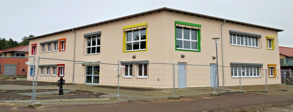 Sieht fertig aus, ist er aber noch nicht. Beim Kita-Neubau in Lostau hakt es an verschiedenen Stellen, so das Bauamt der Gemeinde Möser.
