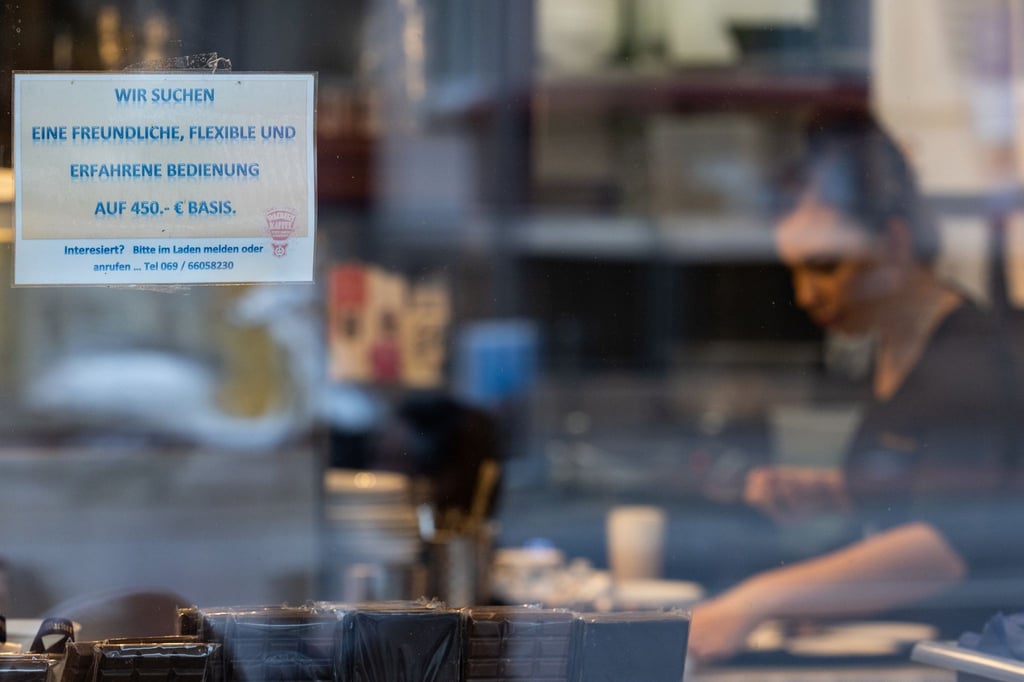 Ein ausgehängtes Gesuch nach Arbeitskräften in einem Café in Frankfurt am Main. Nach Schätzungen des Verbandes Dehoga gibt es derzeit in der Branche um die 50.000 offene Stellen.