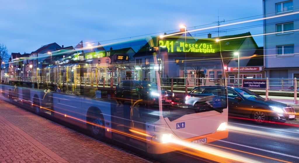 Brenzlige Begegnung: Bei unklarer Verkehrslage überholt man besser nicht.