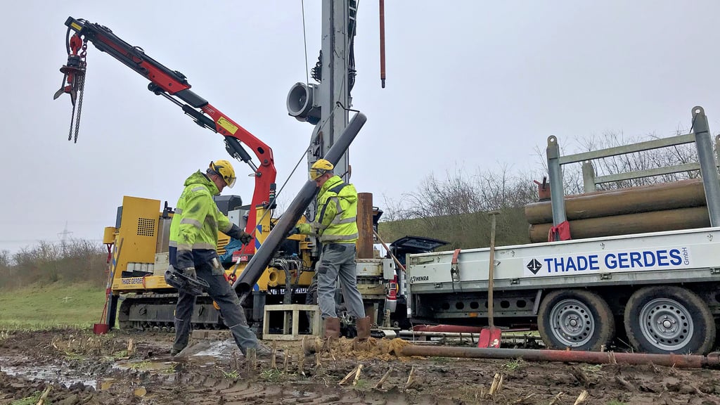 Ein Team aus Ostfriesland ist derzeit dabei, zwischen Dahlenwarsleben und Mose rund 35 Meter tief in die Erde zu bohren.