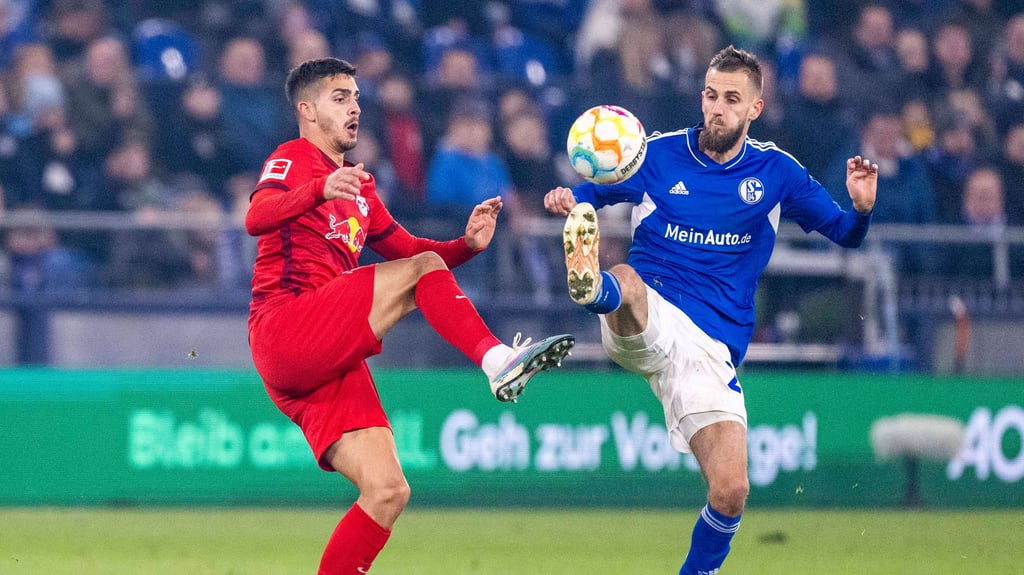 Leipzig-Stürmer Andre Silva (l.) und Schalkes Dominick Drexler kämpfen um den Ball.