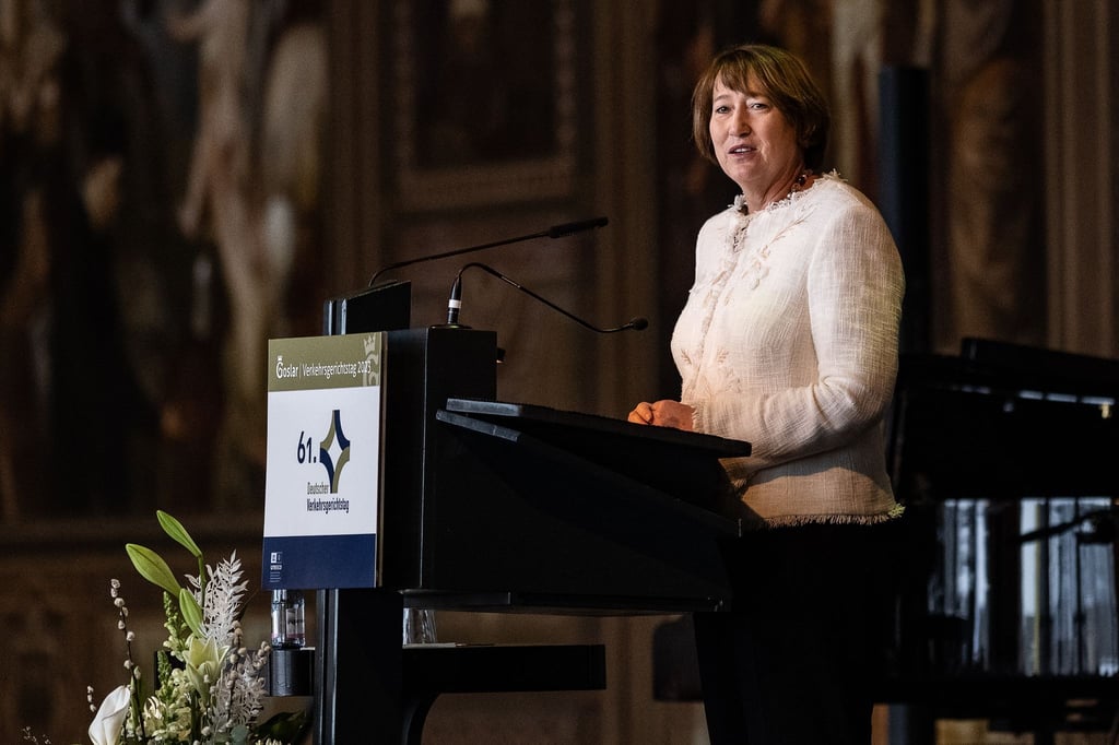 Hildegard Müller, Präsidentin des Verbandes der Automobilindustrie, spricht bei der Eröffnung des Verkehrsgerichtstags.