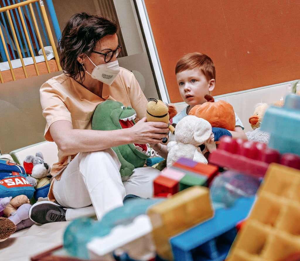 Erst im Januar ebbte die Infektwelle in der Dessauer Kinderklinik ab. Im Spielzimmer bleibt Krankenschwester Dany Schulze jetzt etwas mehr Zeit für Patienten.