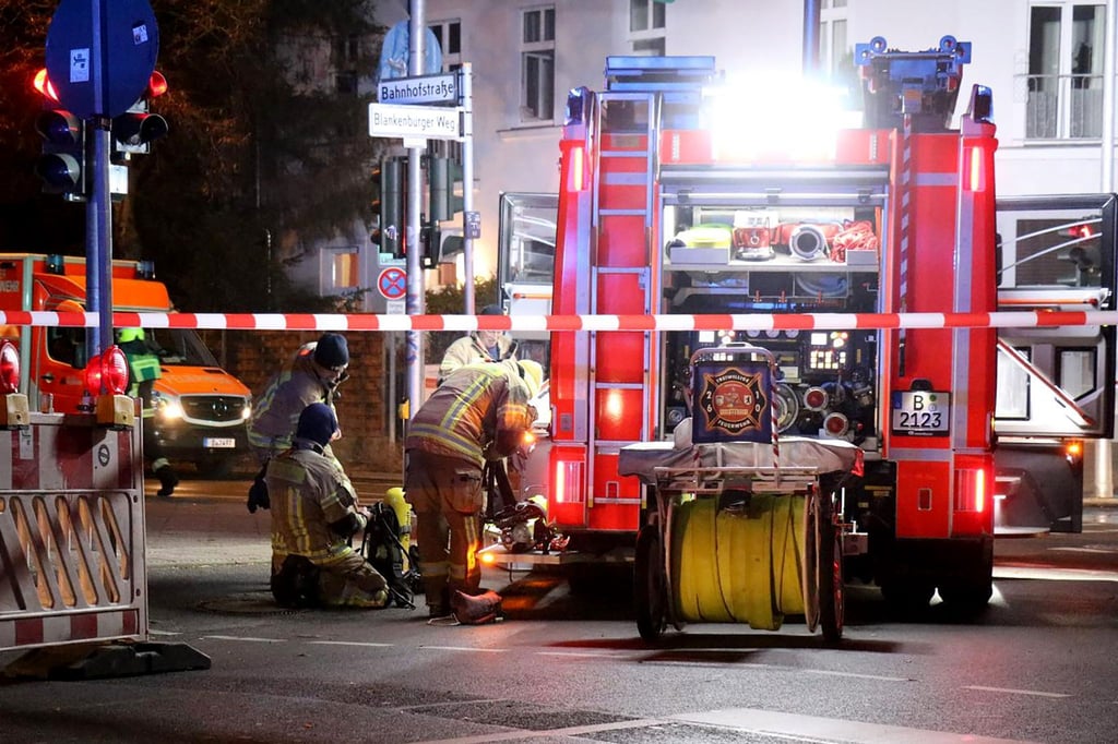 Berliner Feuerwehr ist im Einsatz bei einem Brand in Französisch-Buchholz.