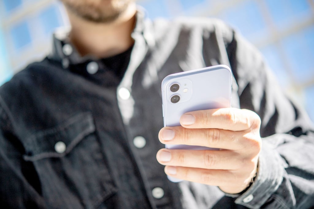 Hoffentlich braucht man so eine Warnung nie. Im Notfall sollte sie aber funktionieren. Deshalb kommt am 8. Dezember 2022 um 11.00 Uhr eine Test-Warnung per Cell Broadcast aufs Smartphone.