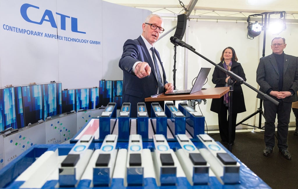Matthias Zentgraf (l), CATL-Europapräsident, bei einer Eröffnungsveranstaltung des chinesischen Batterieherstellers CATL.