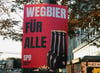 Wegbier für alle steht auf dem SPD-Wahlplakat. Daran ist eigentlich nichts blöd zu finden.
