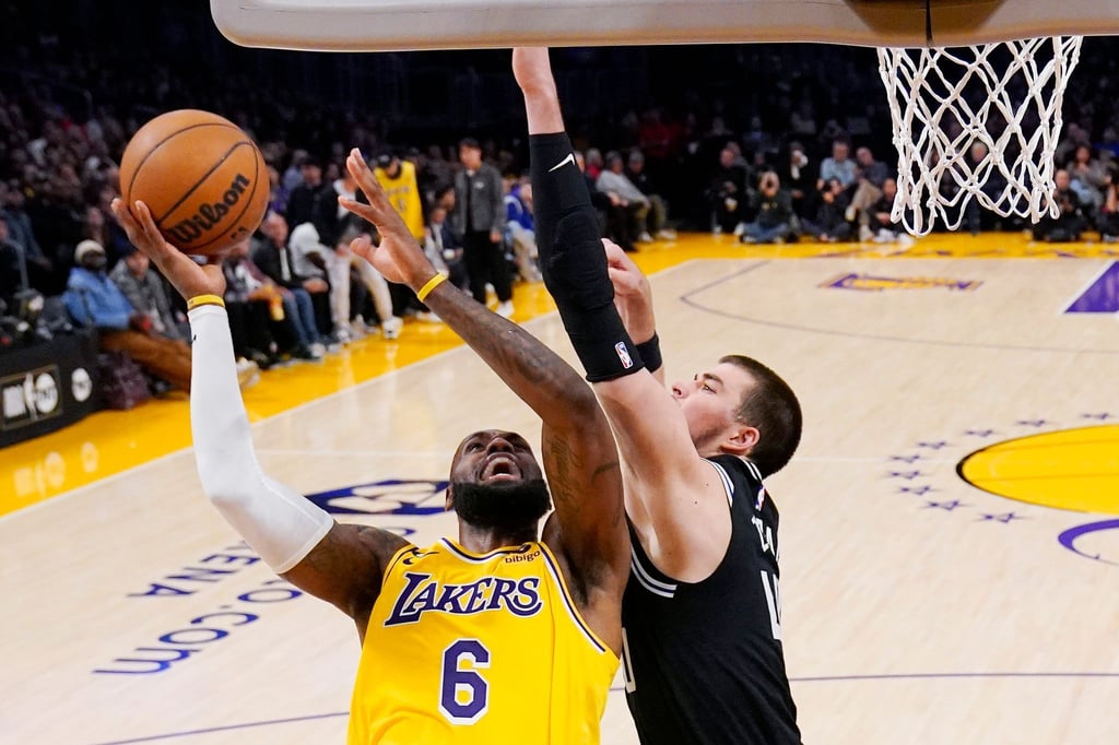 Lakers-Superstar LeBron James zieht zum Korb.