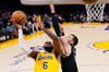 Lakers-Superstar LeBron James zieht zum Korb.