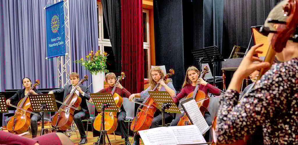 Im Theatersaal der Landesschule Pforta, dem „Ludorium“, erlebt das Publikum ein brillantes 14. Neujahrskonzert, zu dem die Landesschule und der Rotary Club Naumburg eingeladen hatten. In ihm präsentieren sich Schüler in Ensembles wie dem Violoncelloensemble sowie als Solisten.