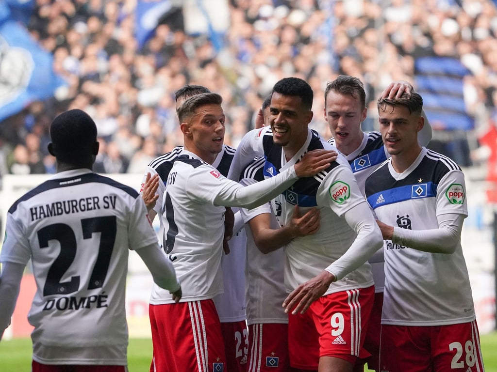 Die HSV-Spieler feiern den Sieg gegen Sandhausen.
