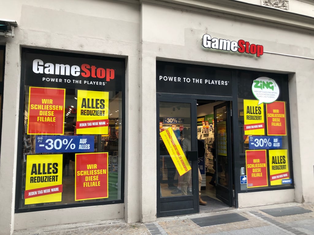 An der Gamestop-Filiale in Halle hängen schon seit Tagen Rabattschilder.