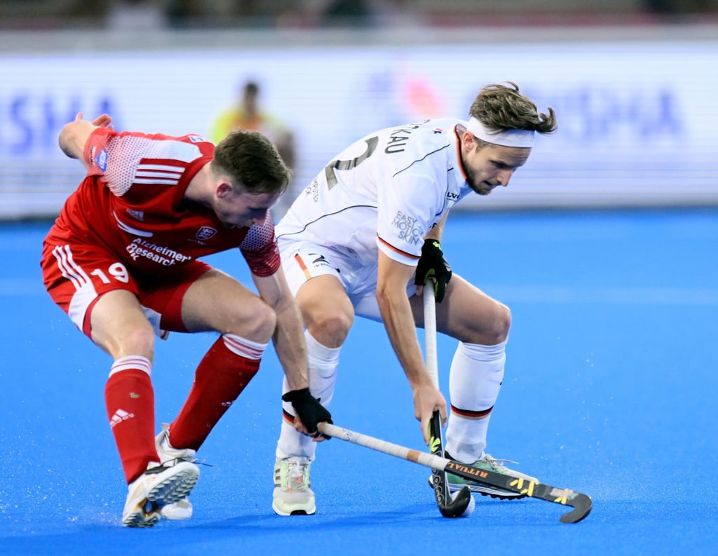 Marco Miltkau (r) im Zweikampf mit Englands David Goodfield.
