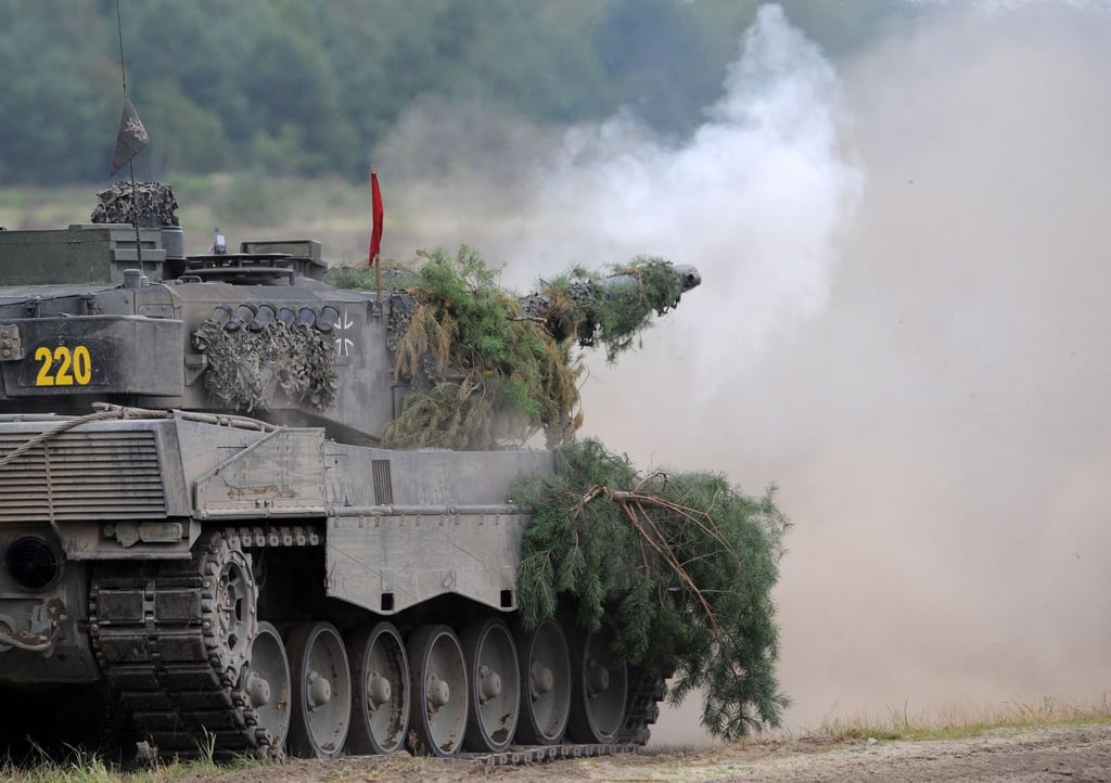 Ein Panzer Leopard 2A6 des Panzerlehrbataillones 93 der Bundeswehr auf dem Truppenübungsplatz Oberlausitz.
