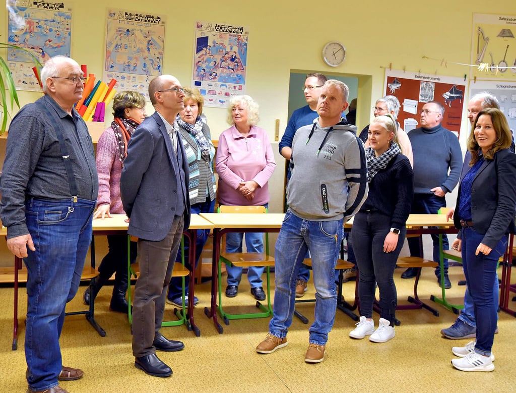 Mitglieder des Sozialausschusses besichtigen die Räume der Grundschule in Radegast.