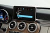 Sogenannte Spiegeltechnologien wie Apple Carplay sorgen mittlerweile in allen Fahrzeugklassen dafür, dass Inhalte und Anwendungen von Smartphones auch auf dem Bordsystem von Autos laufen.