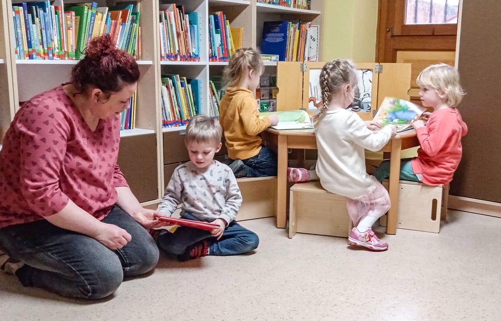 Franziska Reichardt hilft den Mädchen und Jungen im Christlichen Kinderhaus, die Bibliothek für sich zu entdecken.