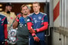 Manuel Neuer vom FC Bayern München (r) kommt mit Torwarttrainer Toni Tapalovic aus dem Spielertunnel.