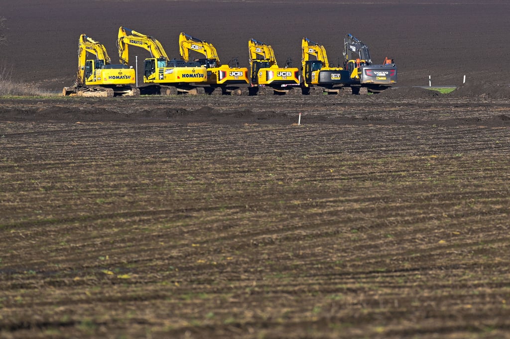 Auf dem Feld am Rande von Magdeburg will Intel das Chip-Werk errichten. Die ersten Bagger rollen schon für Erdarbeiten.