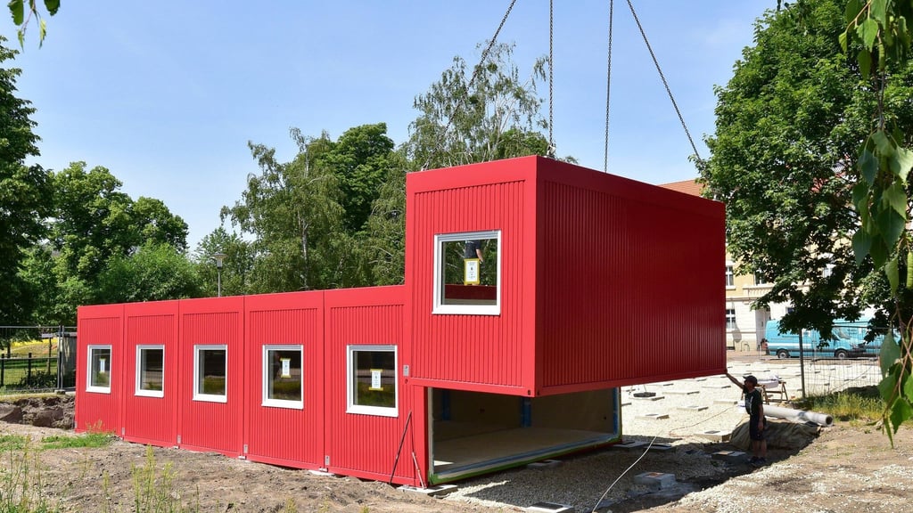 Bereits vor vier Jahren wurden Container auf dem Gelände der Regenbogenschule in Dessau-Nord aufgestellt, weil die bisherige Schule aus allen Nähten platzt. Eine Entscheidung zum neuen Standort der Schule ist noch immer nicht gefallen.