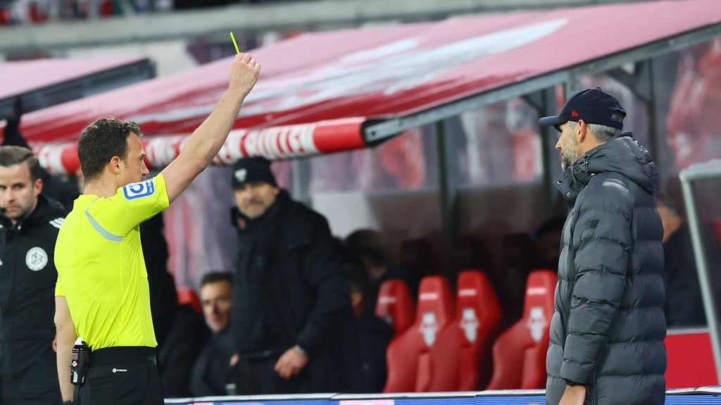 Zweites Heimspiel 2023, zweite Gelbe Karte: Marco Rose wird von Felix Zwayer verwarnt.