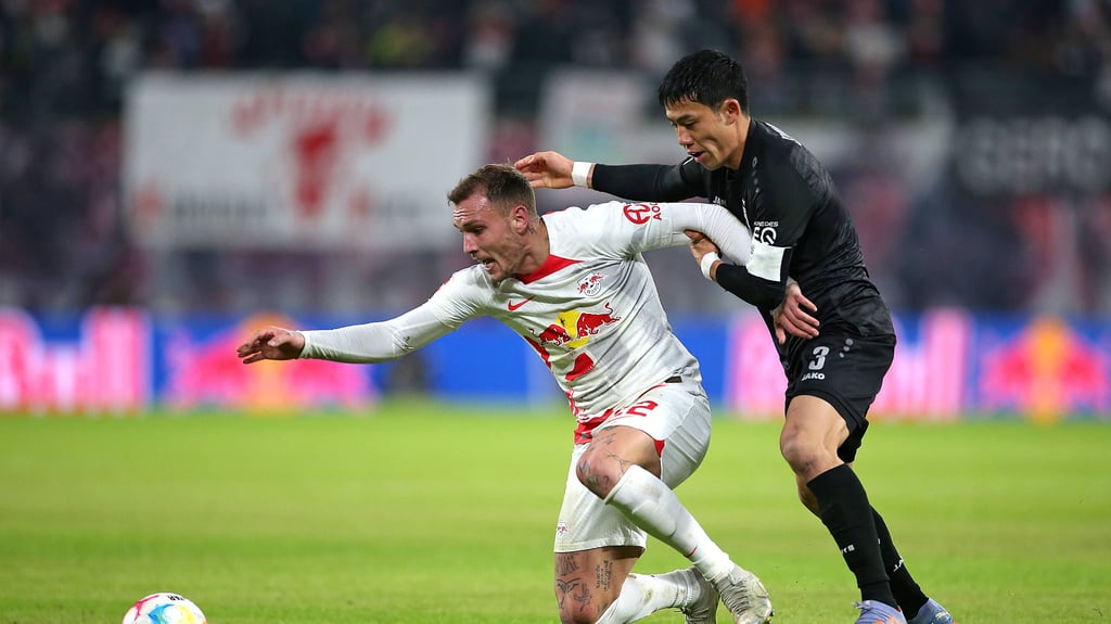 Voller Einsatz: David Raum gegen Wataru Endo. 