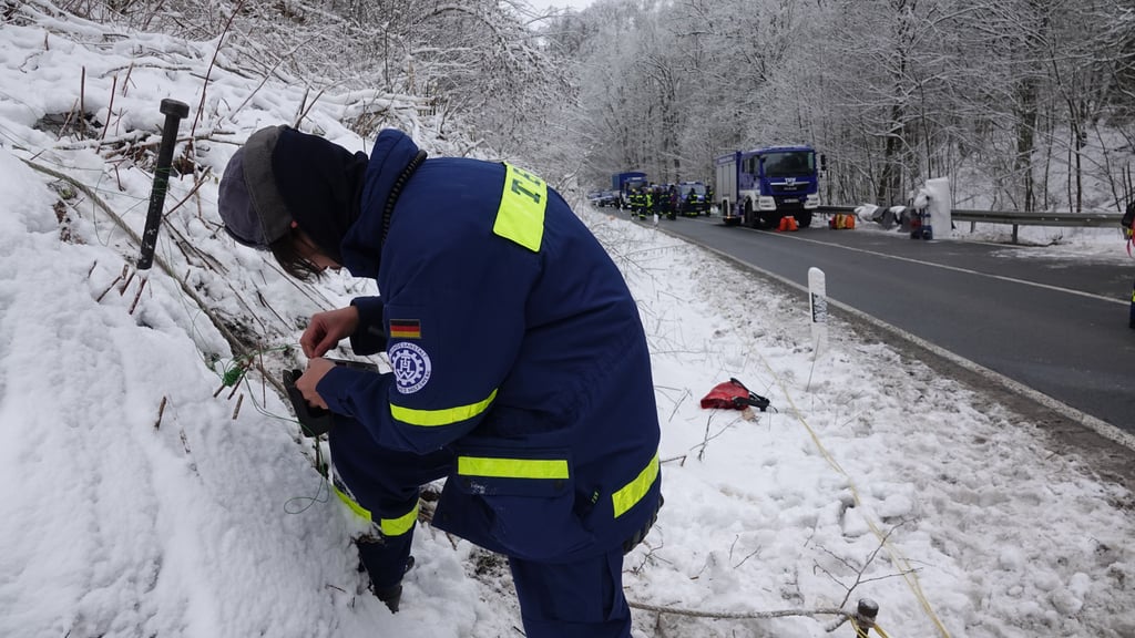Seit Samstagmorgen brachten die Spezialisten im Harz Sprengladungen an den Bäumen an.