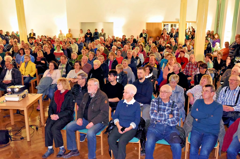 Rund 250 Menschen verfolgen in Görzig die Vorstellung von Thorsten Bausch, Geschäftsführer der Enso-eCommerce aus Bremen.