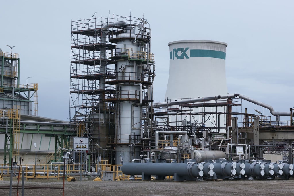 Ein Turm mit einem „PCK“-Logo ist auf dem Gelände der PCK-Raffinerie zu sehen.