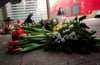 Kerzen und Blumen im Bahnhof Brokstedt. in einem Wartehäuschen. Bei einer Messerattacke sind zwei junge Menschen getötet und fünf verletzt worden.
