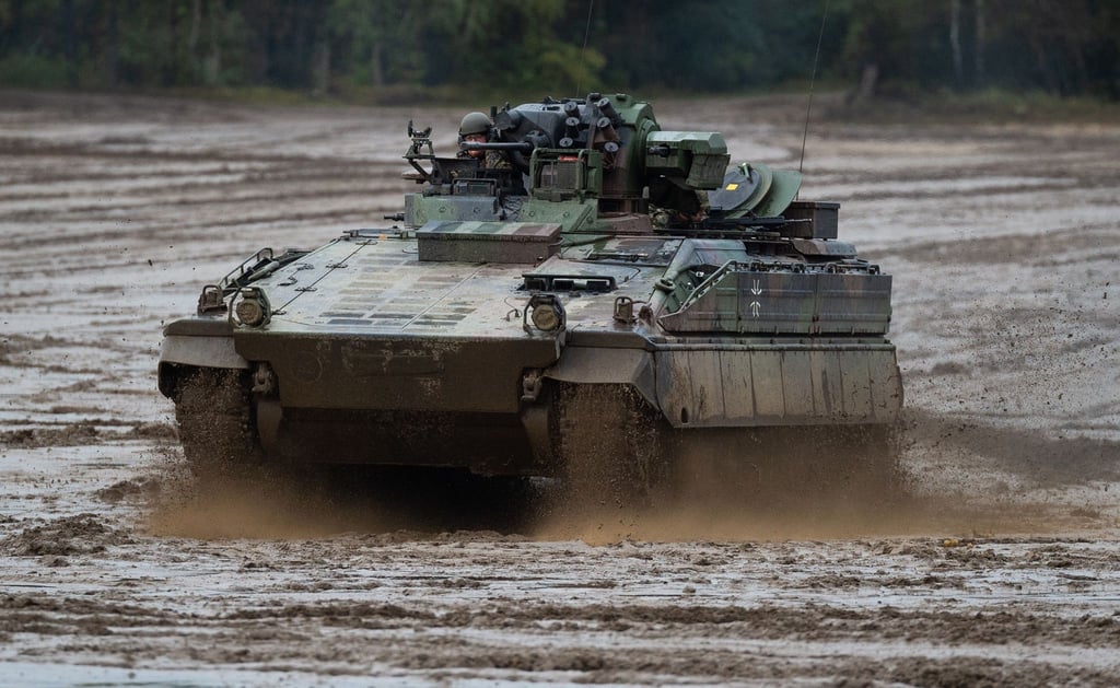 Ein Schützenpanzer der Bundeswehr vom Typ Marder während einer Übung in Niedersachsen.