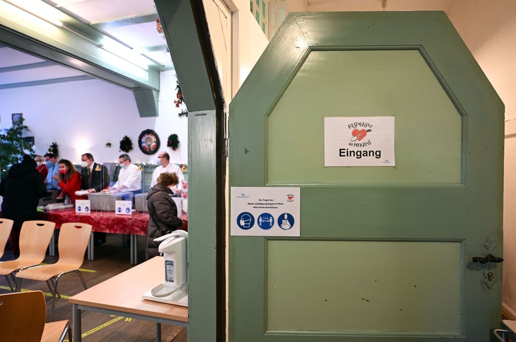 "Eingang" steht auf dem Schild an der Tür zum „Restaurant des Herzens“.