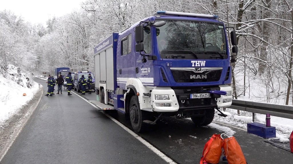 Im Rahmen der Gefahrenabwehr werden am Wochenende auf der B27 vom THW rund 50 Bäume gesprengt.