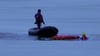 Taucher in einem Stausee in Südthüringen im Einsatz. Ein Geschwisterpaar ist auf dem zugefrorenen Stausee wahrscheinlich eingebrochen und dabei ums Leben gekommen.