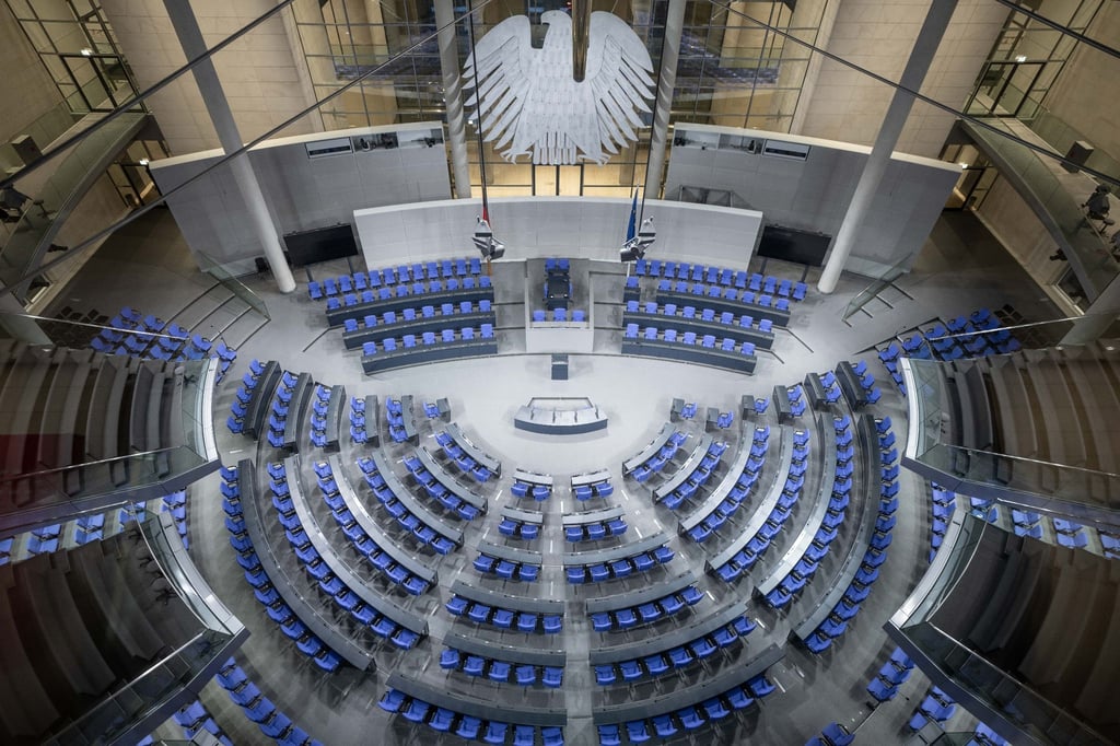 Blick in den Plenarsaal des Bundestags im Reichstagsgebäude.