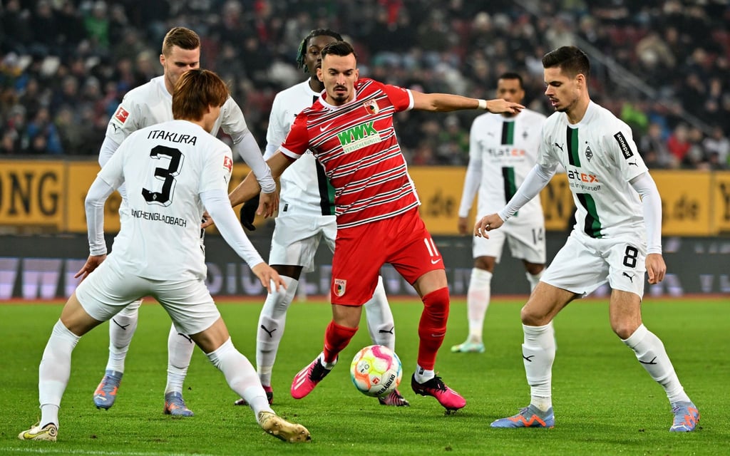 Torschütze Mergim Berisha (M) und seine Augsburger holten im Heimspiel gegen Mönchengladbach einen Sieg.