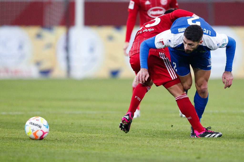 Der Düsseldorfer Matthias Zimmermann (l) und der Magdeburger Cristiano Piccini kämpfen um den Ball.