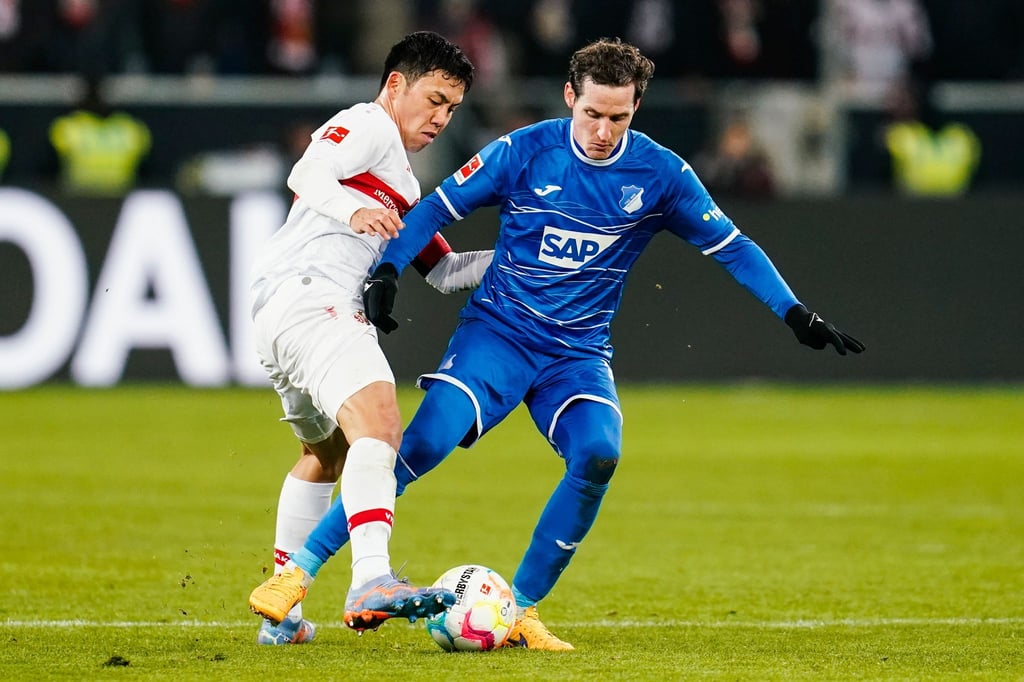 VfB-Profi Wataru Endo (l) im Zweikampf mit dem Hoffenheimer Sebastian Rudy.