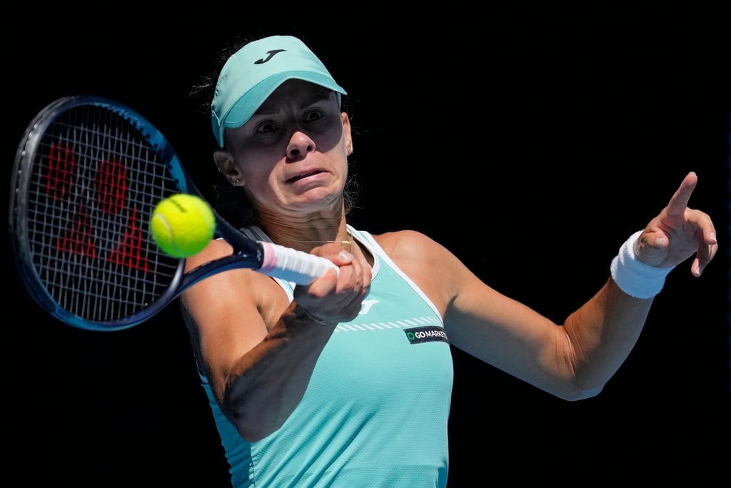 Magda Linette spielt einen Vorhand-Return.