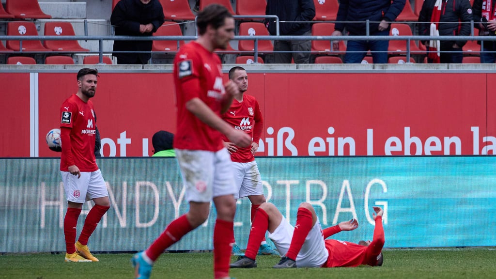 Enttäuschte HFC-Profis nach der Derby-Niederlage gegen den FSV Zwickau.