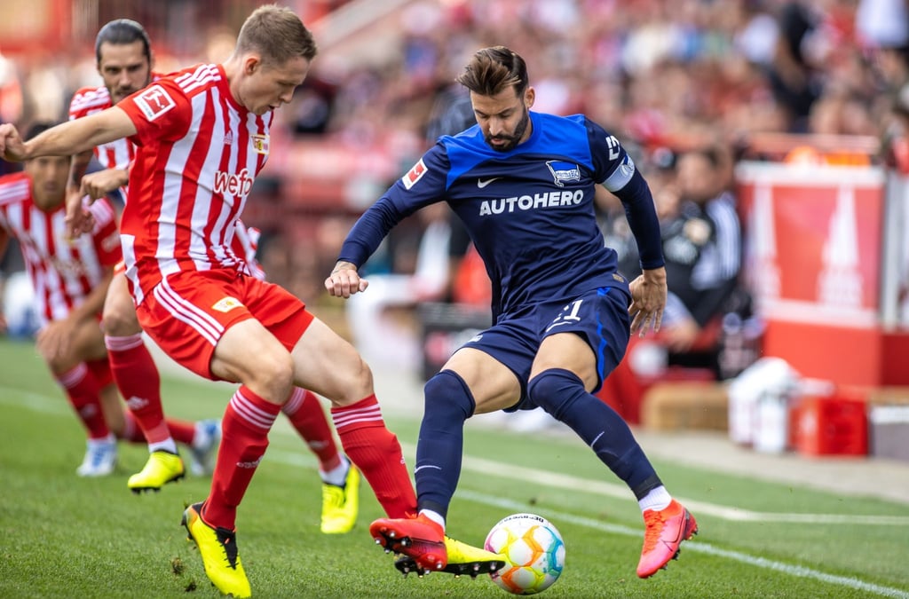Unions Paul Jaeckel (l) spitzelt Marvin Plattenhardt von Hertha BSC den Ball weg.