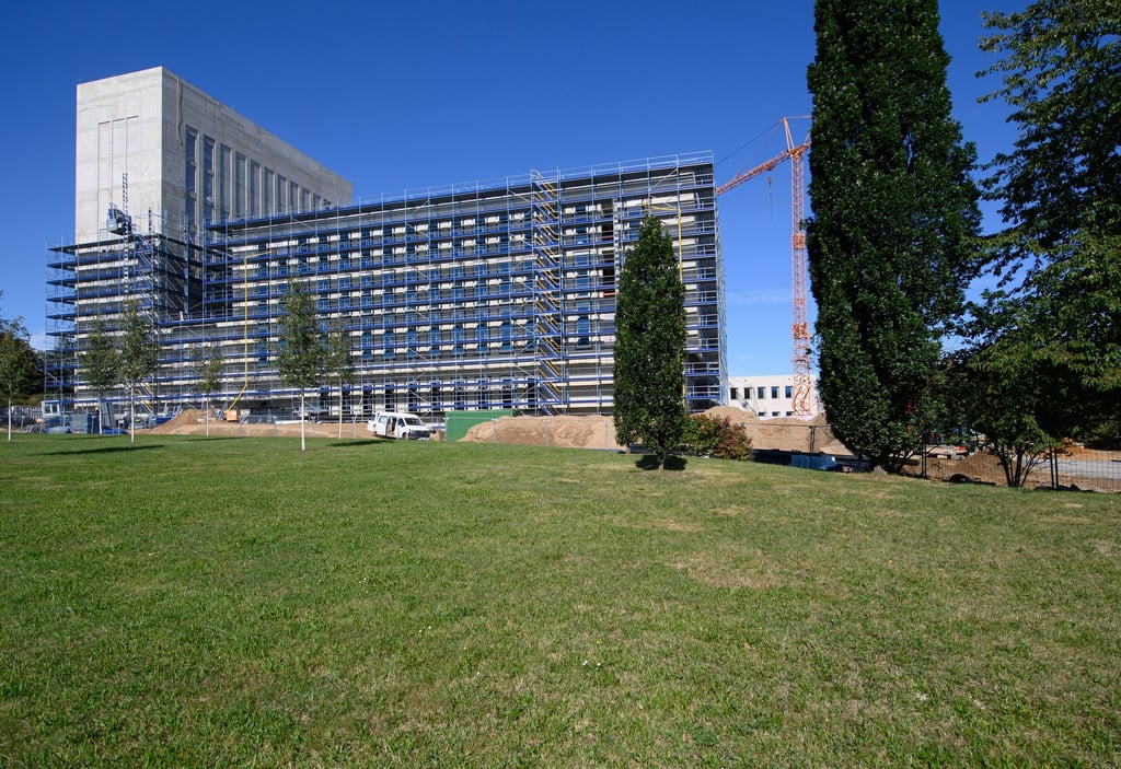 Blick auf die Baustelle der neuen Uni-Bibliothek und dem dazugehörigen Hörsaalzentrum der TU Bergakademie Freiberg.