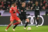 Leroy Sané (l) und die Bayern kamen nicht über ein 1:1 gegen Frankfurt hinaus.
