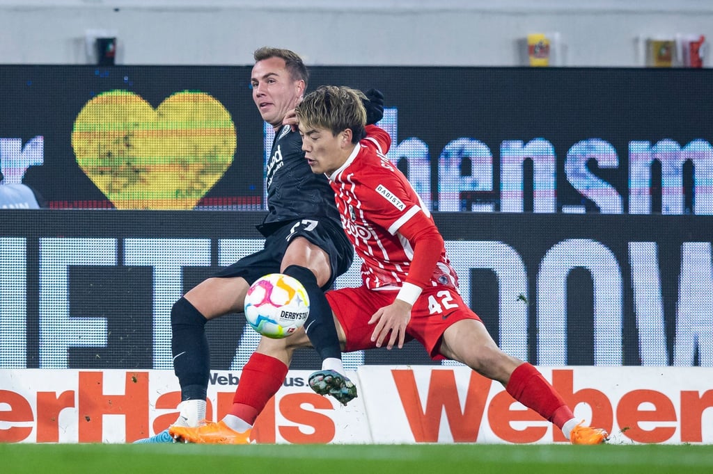 Frankfurts Mario Götze (l) im Zweikampf mit dem Freiburger Ritsu Doan.