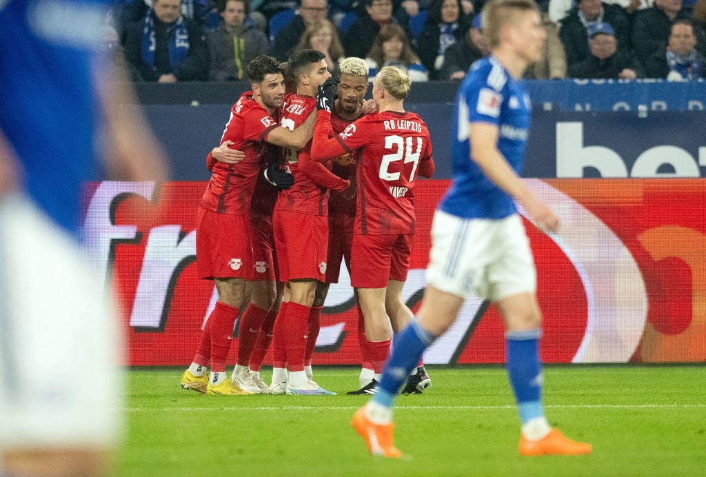 RB Leipzig setzte sich souverän beim FC Schalke 04 durch.