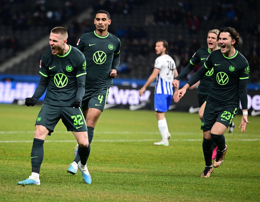 Der Wolfsburger Mattias Svanberg (l) jubelt nach seinem Führungstreffer in Berlin.