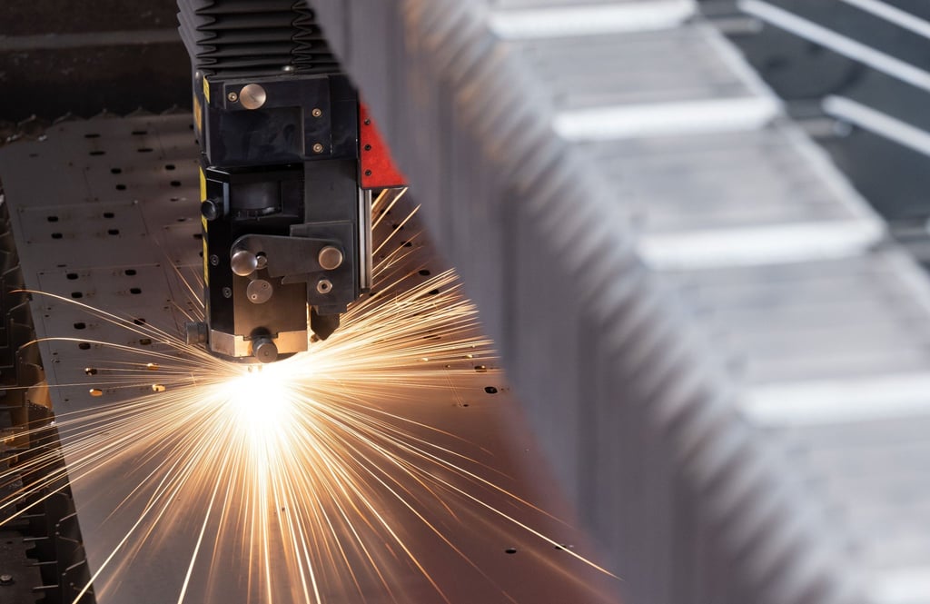 Eine Metallplatte wird in einer Produktion bearbeitet.