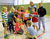 Drittklässler der Lindauer Grundschule „An der Burg“ freuen sich über ein paar Sportgeräte und einen Gutschein.
