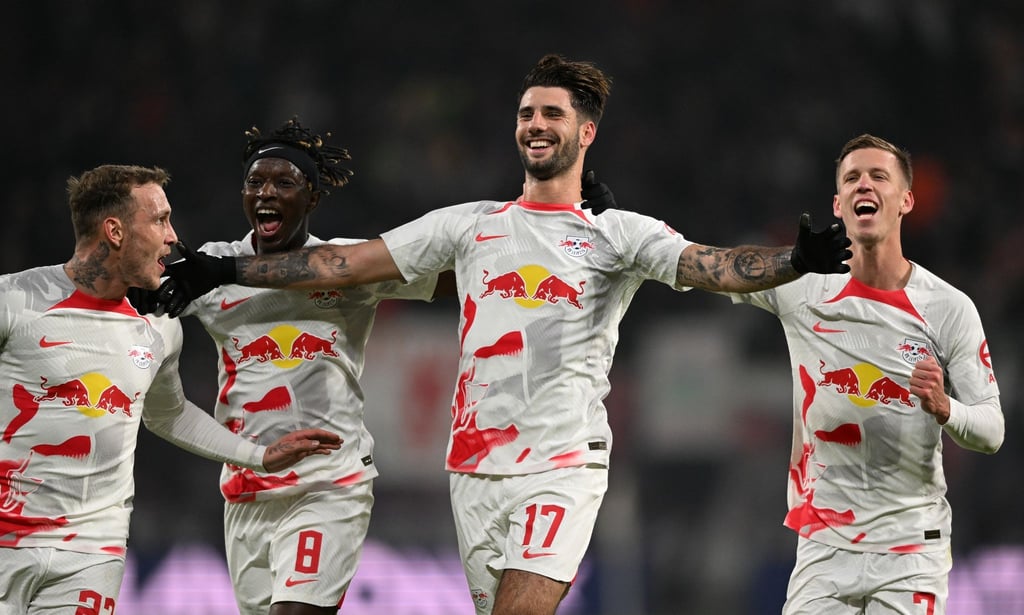 Leipzigs Dominik Szoboszlai (2.v.r.) jubelt mit David Raum (v.l.), Amadou Haidara und Dani Olmo.